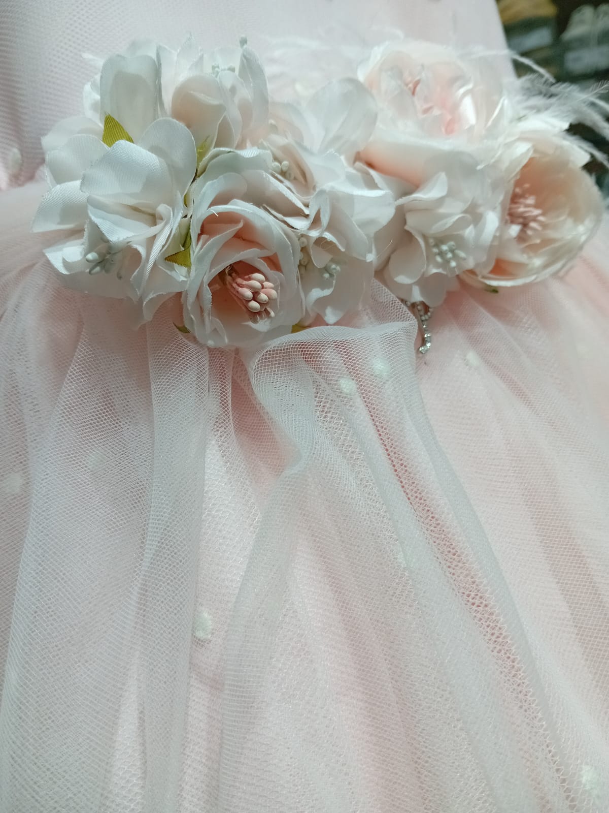Abito cerimonia bambina Petit in tulle cipria con pizzo e fiori - Child di Aurora Zonno