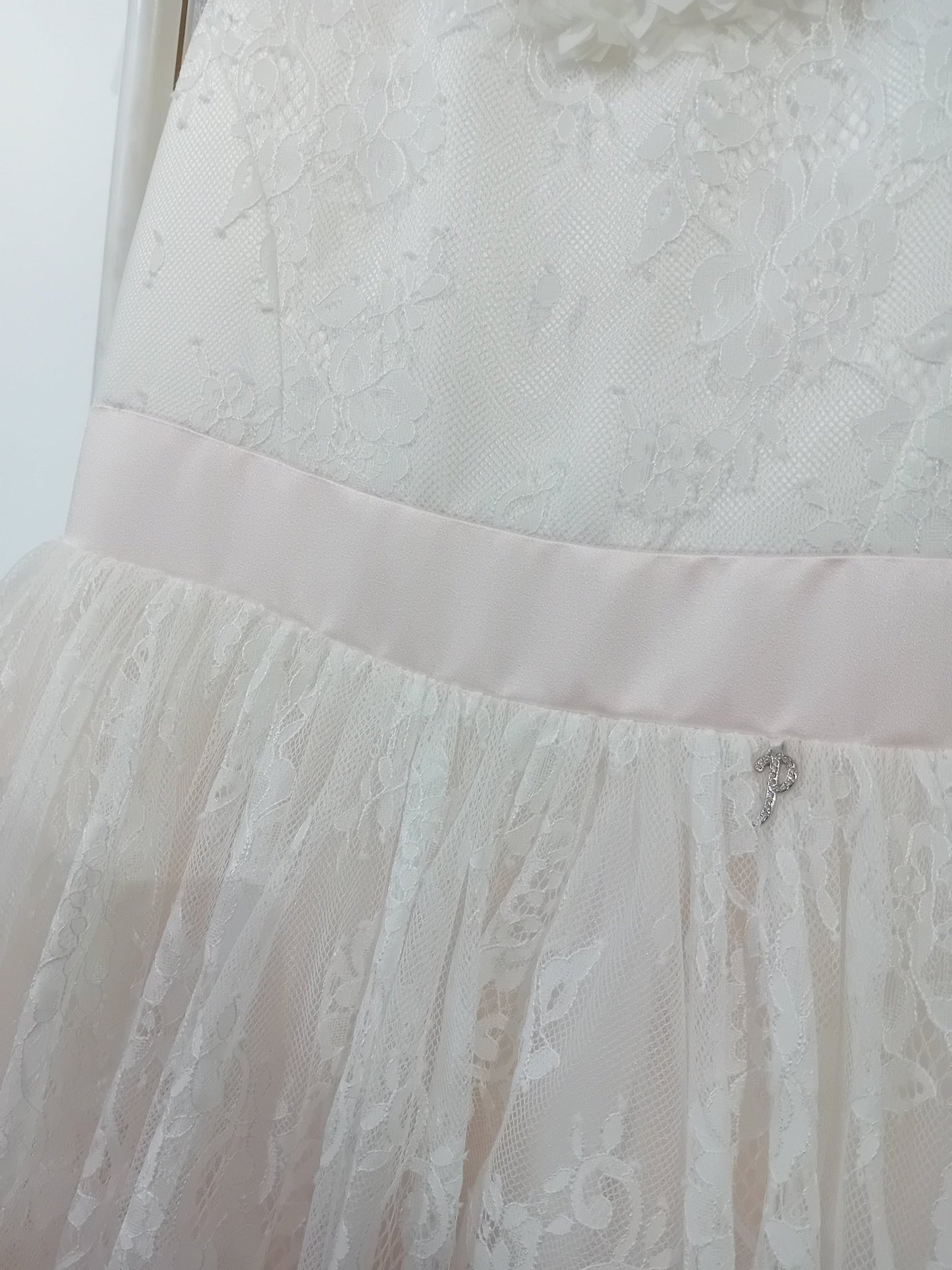 Abito Cerimonia Petit in Pizzo Chantilly con Dettagli in Tulle - Child di Aurora Zonno