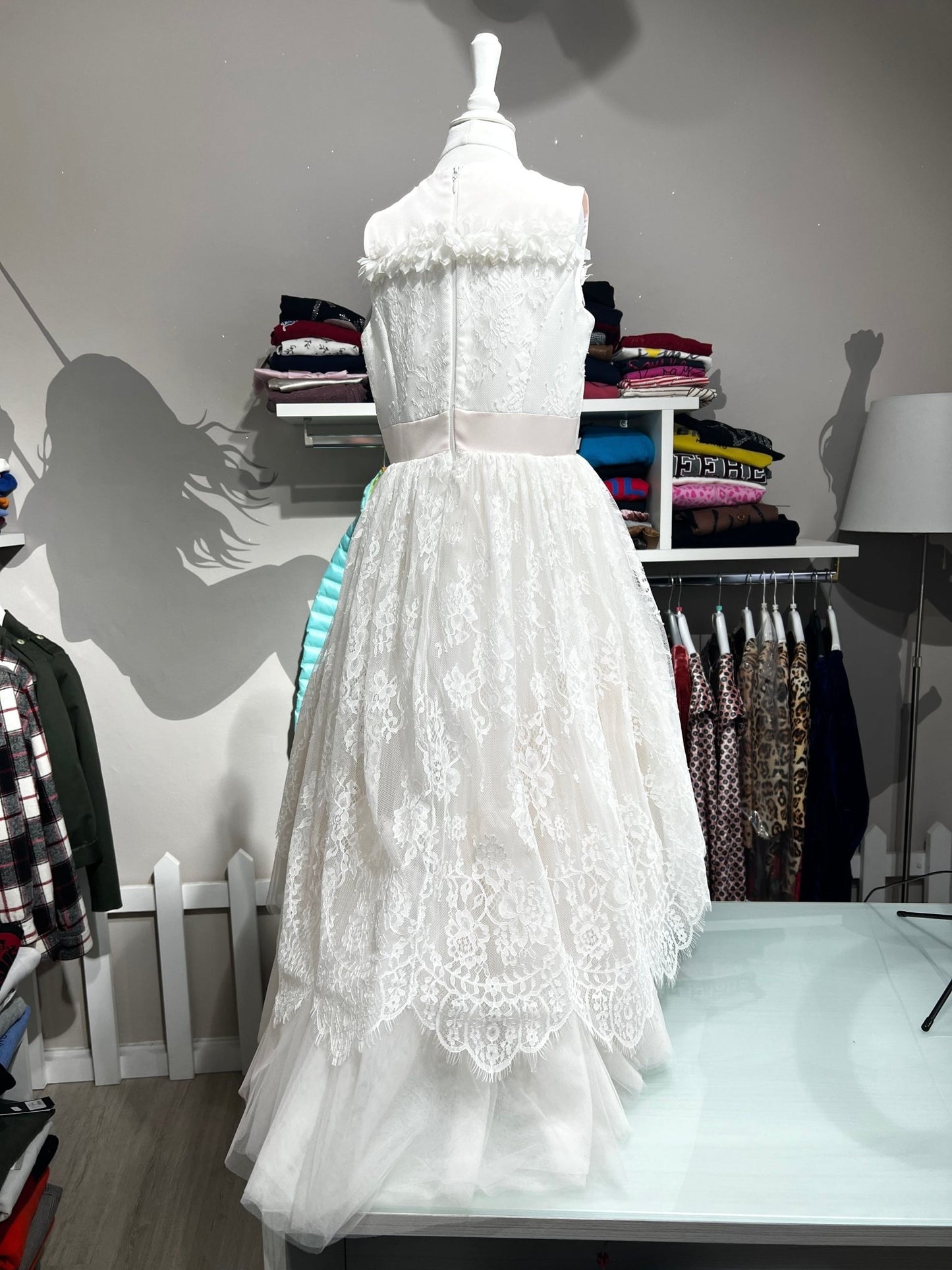 Abito Cerimonia Petit in Pizzo Chantilly con Dettagli in Tulle - Child di Aurora Zonno