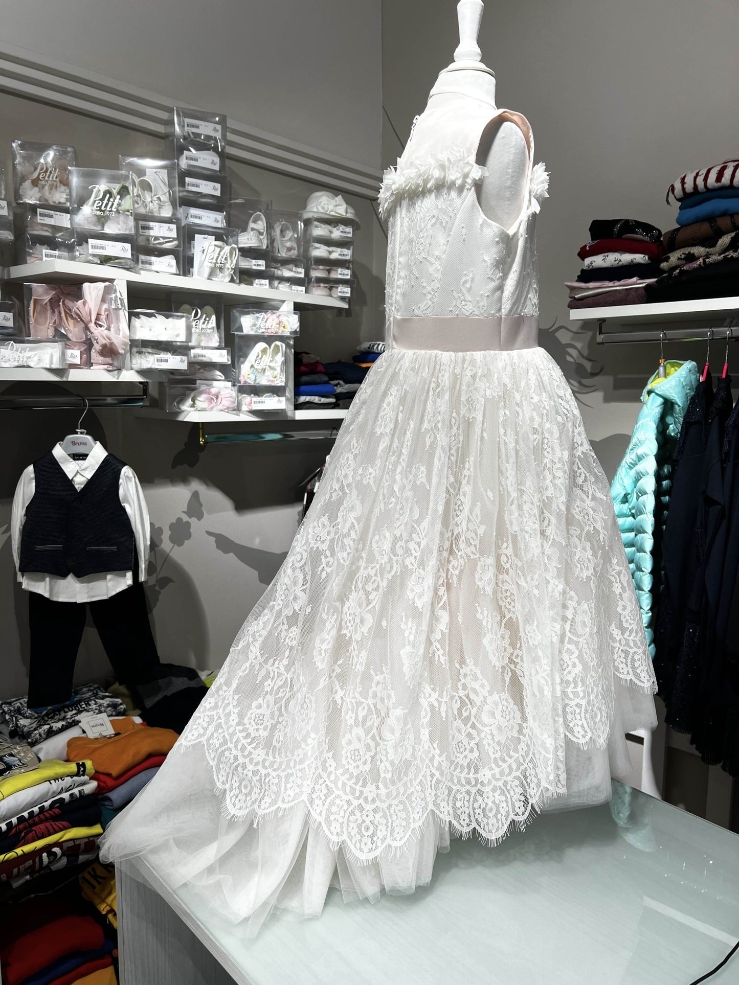 Abito Cerimonia Petit in Pizzo Chantilly con Dettagli in Tulle - Child di Aurora Zonno