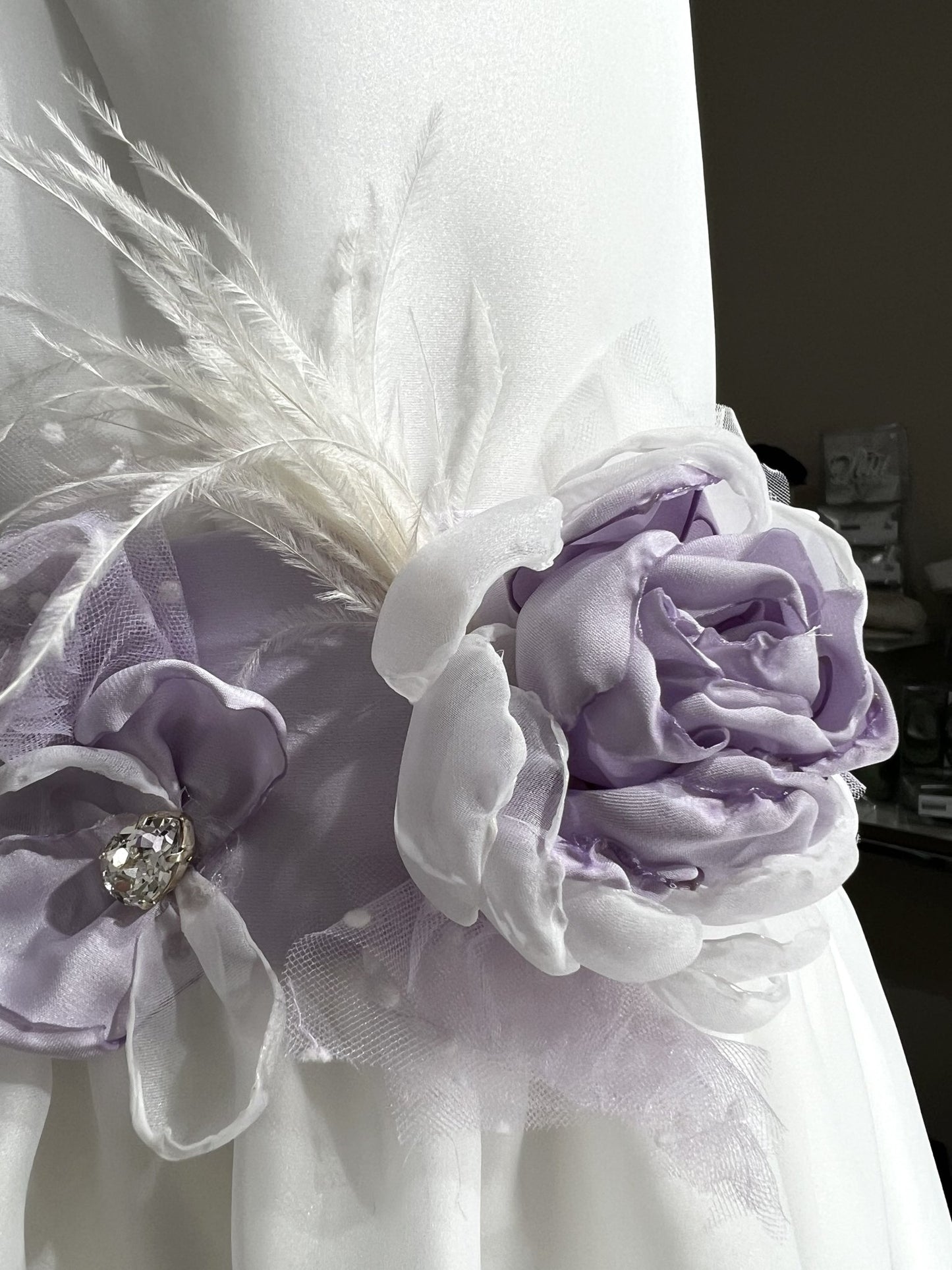 Abito cerimonia Petit in raso bianco con fiori glicine - Child di Aurora Zonno