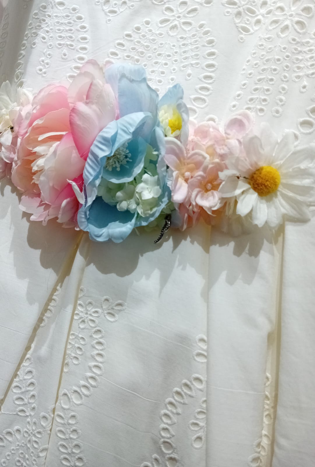 Abito cerimonia Petit sangallo bianco con fiori pastello - Child di Aurora Zonno