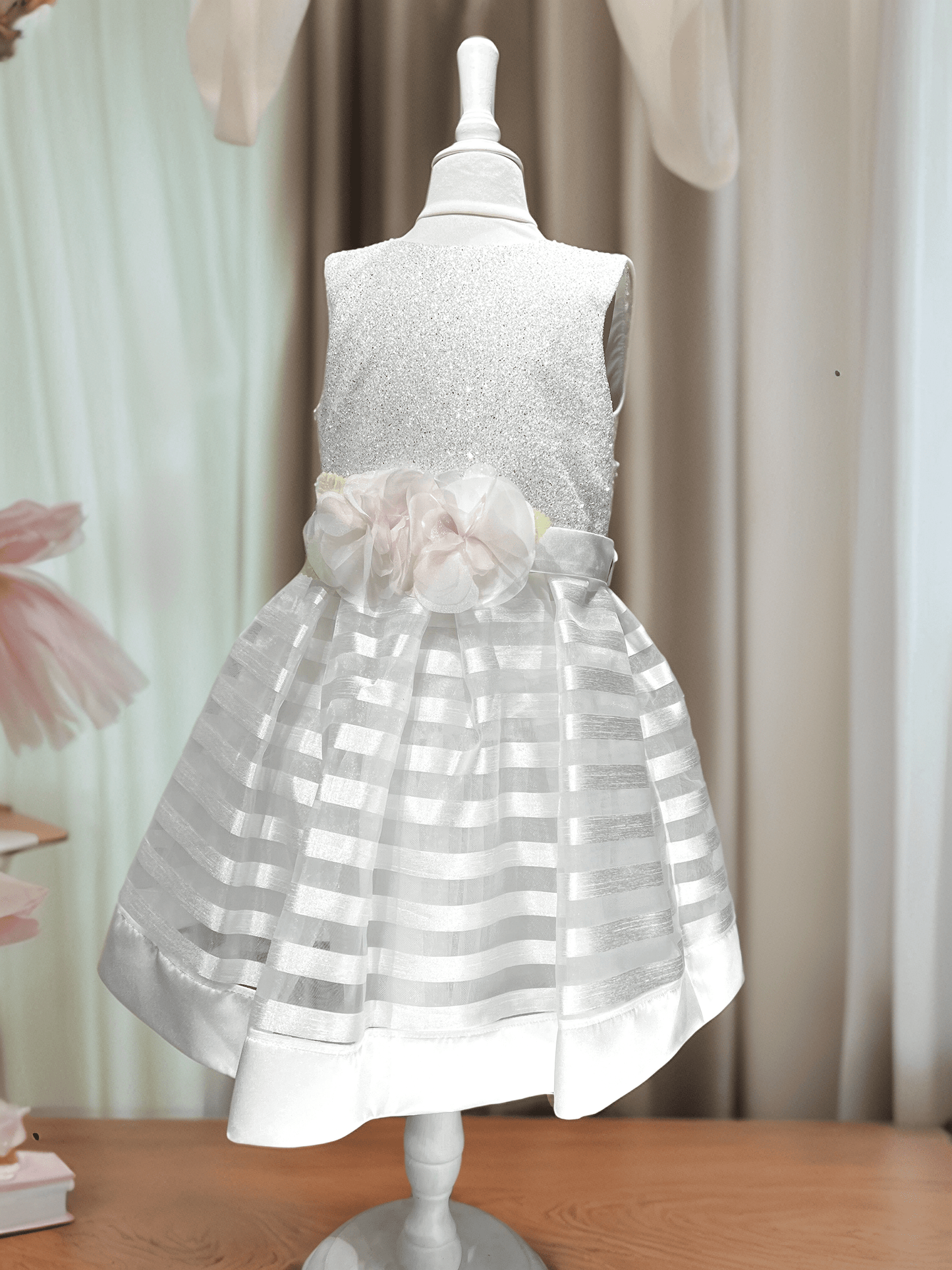 Abito cerimonia bambina Tricolorekids con paillettes argento e gonna rigata - Child di Aurora Zonno