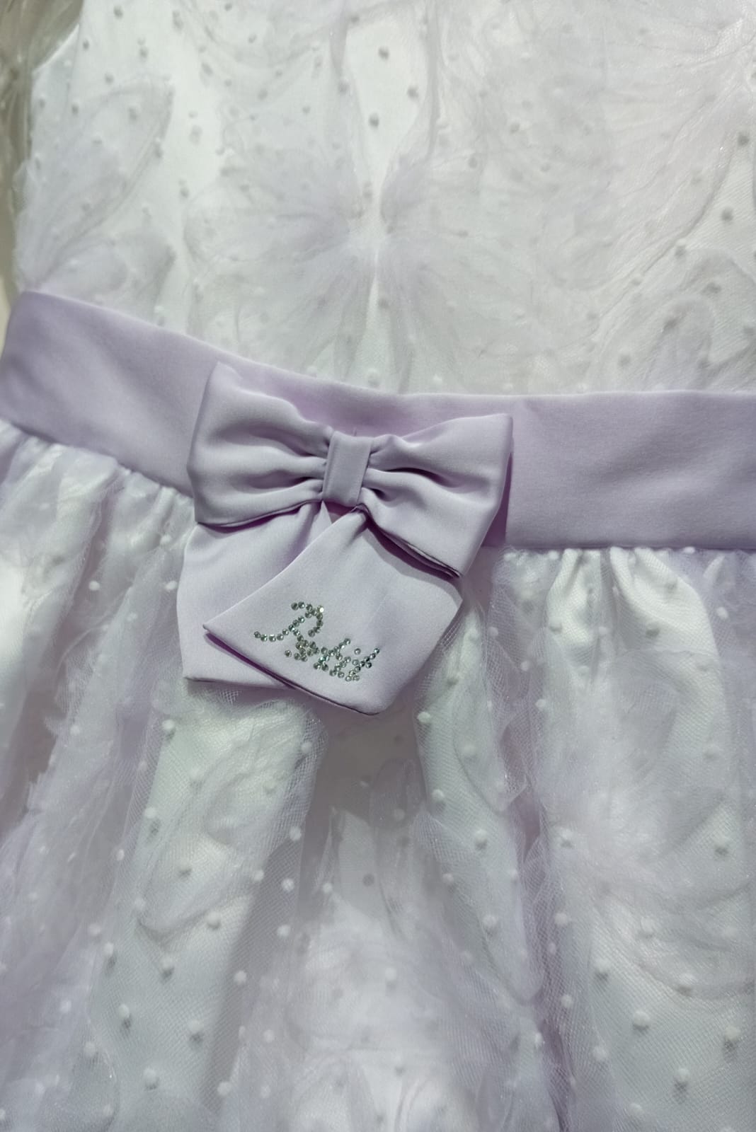 Abito cerimonia Petit bianco e glicine con piume - Child di Aurora Zonno