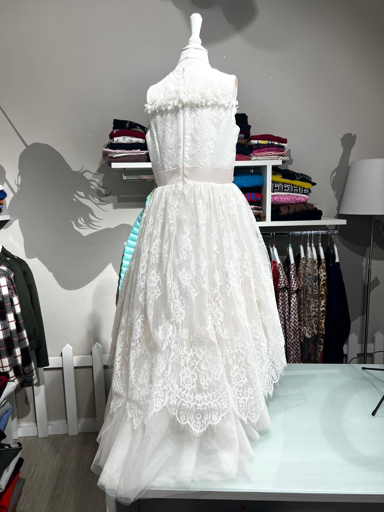 Abito Cerimonia Petit in Pizzo Chantilly con Dettagli in Tulle - Child di Aurora Zonno
